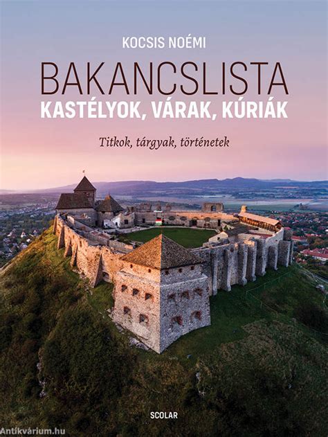 Kocsis Noémi portréja újságírói munkája közben
