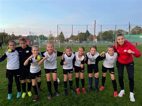 Fiatal lányok futballoznak a Bozsik tornán