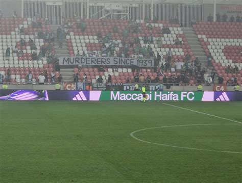 Maccabi Haifa szurkolói transzparens a Nagyerdei Stadionban