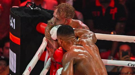 Anthony Joshua a ringben egy győzelem után