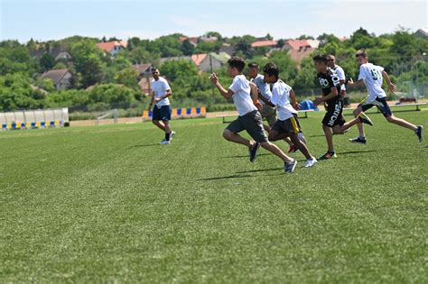 Gyerekek sportolnak egy balatoni táborban