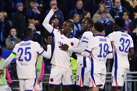 A Chelsea játékosai ünneplik a gólt