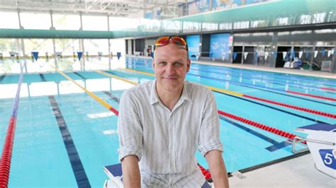 Rózsa Norbert úszik a medencében