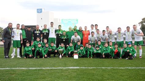 A nagyatádi fonalgyár egykori sportpályája és a csapat fotója