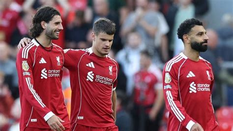 Kép egy zsúfolt sportbárról Liverpoolban, ahol egy fontos focimeccset közvetítenek