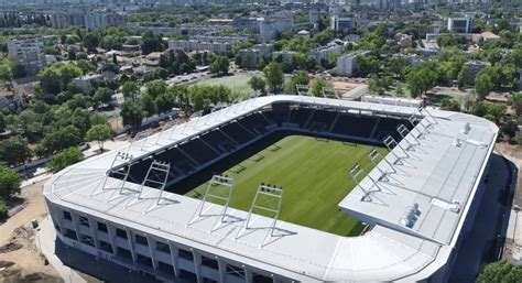 Futball stadion telt házas szurkolótáborral