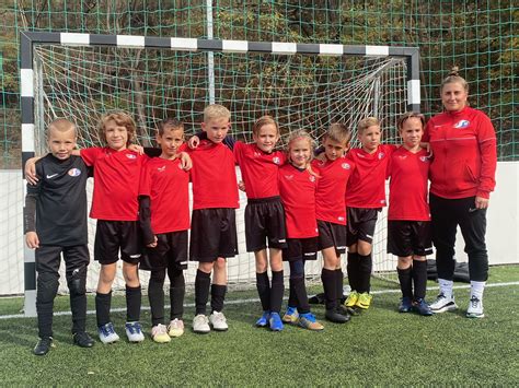 Gyerekek futball edzésen