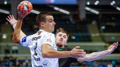 Haag Dávid, a Tatabánya kézilabdázója akcióban