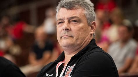 Taktikai megbeszélés egy Rákóczifalva utánpótlás mérkőzés előtt
