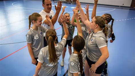 Fiatal kézilabdázók edzés közben, a sportág jövőjét szimbolizálva