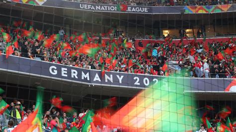 Közösen szurkoló emberek egy futballmeccsen