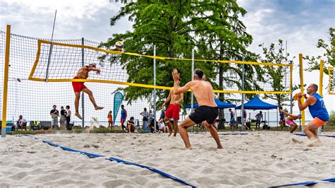 Strandröplabda meccs a Balatonalmádi Wesselényi Strandon