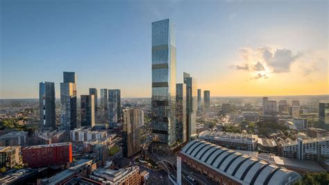 Manchester városkép modern épületekkel és vörös téglás házakkal