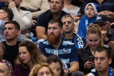 Ádám Martin a lelátóról szurkol a Paksi FC-nek