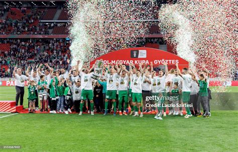 Paksi FC csapatkép edzésen a Duna-parton