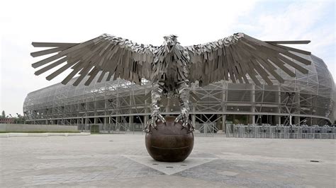 A Fradi stadion előtti sas szobor méretei és részletei