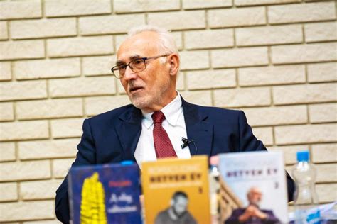 Romsics Ignác portréja egy előadás közben