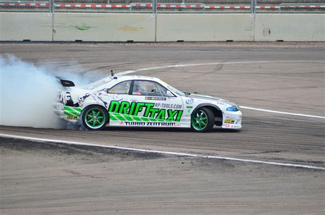 Drift autó szikrákat szórva