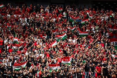 Egy egységesen öltözött szurkolói tömeg a stadionban