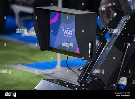 VAR monitor a pálya szélén