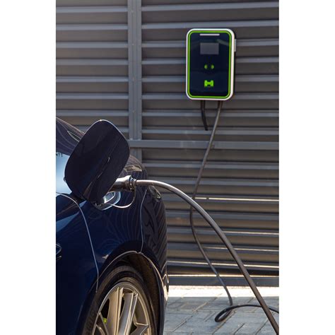Elektromos autó töltőállomás az Alpokban