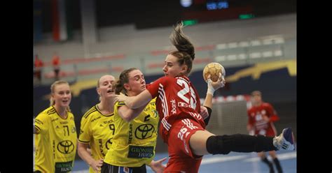Labdavezetés karók között, fejjel felfelé