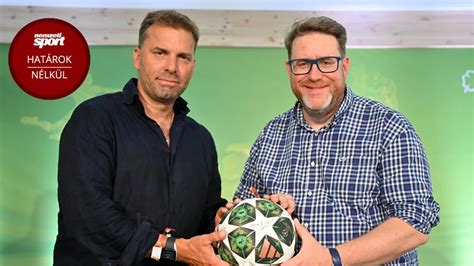 Játékos levegőben érkező labdát vesz át