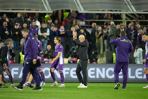 AS Roma játékosok ünneplik a gólt a Fiorentina ellen