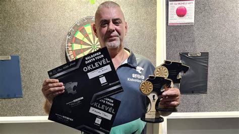 Darts játékos koncentrál a táblára