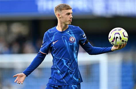 Cole Palmer a Chelsea mezében a pályán