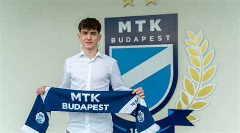 Fiatal Szabó László labdarúgó az MTK Kinizsi mezében