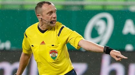 Játékvezető sípot használ egy sportmérkőzésen