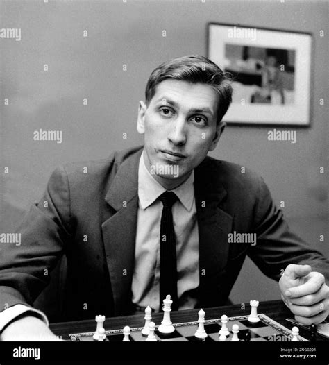 Bobby Fischer fiatalon, sakktáblánál