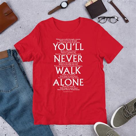 Liverpool szurkolók éneklik a You’ll Never Walk Alone-t