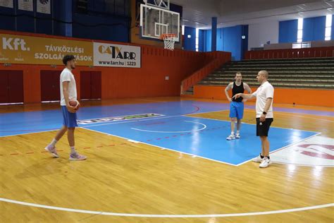fiatal kosárlabda játékosok edzés közben