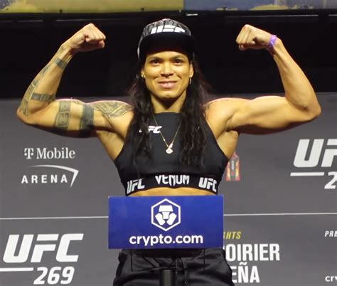 Amanda Nunes az oktagonban