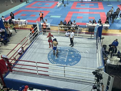 Kick-box mérkőzés pillanata