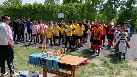 Fiatal labdarúgók a Kubala Kupa meccsén
