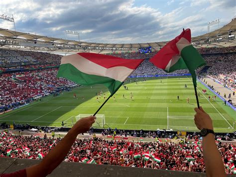 Szurkolók tömege magyar zászlókkal