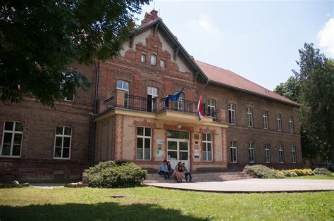 Lánczos Kornél Gimnázium épülete és sportlétesítményei