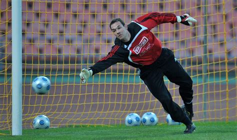A labdarúgó kapus véd a kapuban