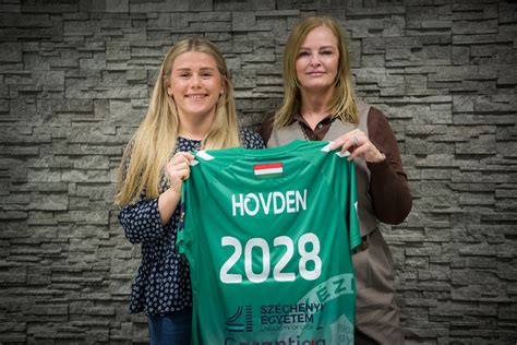 Emilie Hovden szerződés aláírása a Győri ETO-nál