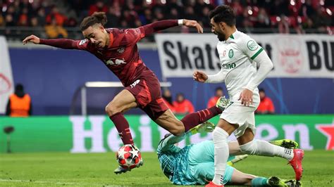 AS Roma és Sahtar Doneck csapatlogók a pályán