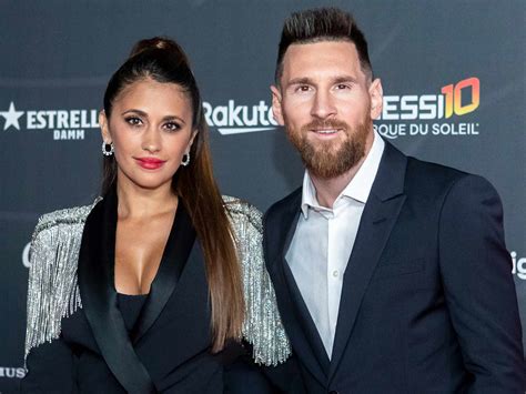 Lionel Messi és Antonela Roccuzzo gyermekeikkel, ünneplés a világbajnokságon