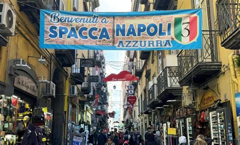 Spaccanapoli utca Nápoly belvárosában