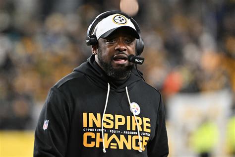 Mike Tomlin a Pittsburgh Steelers oldalvonalánál