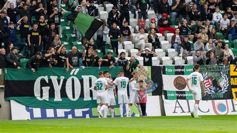 Egy csapat ünnepli a győzelmet