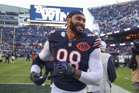 Montez Sweat, a Chicago Bears védőjátékosa akcióban