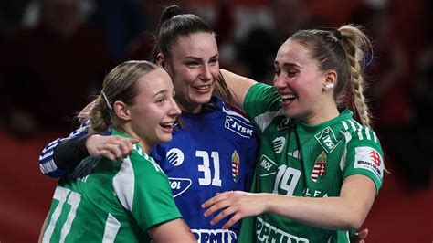 Női labdarúgócsapatok harcolnak a labdáért