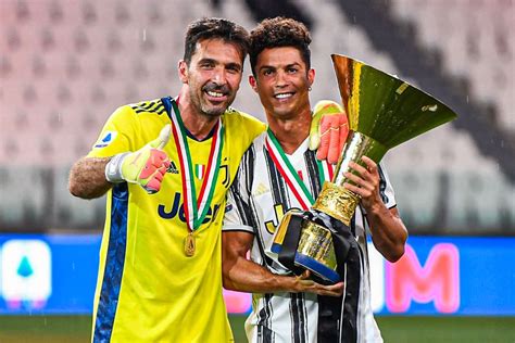 Gianluigi Buffon és Cristiano Ronaldo a pályán